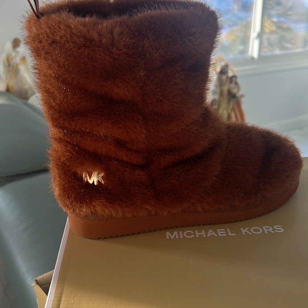 Michael Korda faux boots - Picture 2 of 7